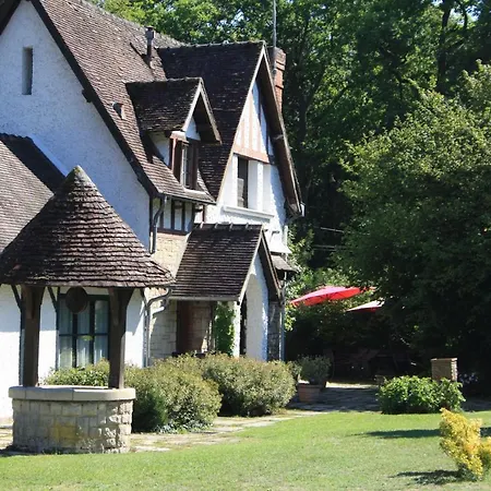 Les Enclos A 4 Mn De Chantilly Ламорле
