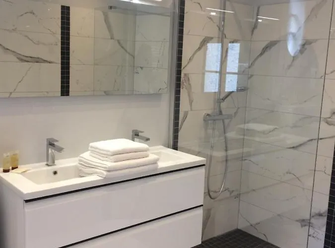 Les Enclos A 4 Mn De Chantilly 住宿加早餐酒店 3*